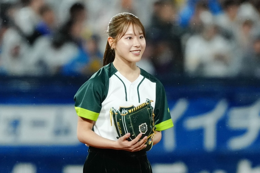 始球式を行った吉田鈴さん【写真：栗木一考】