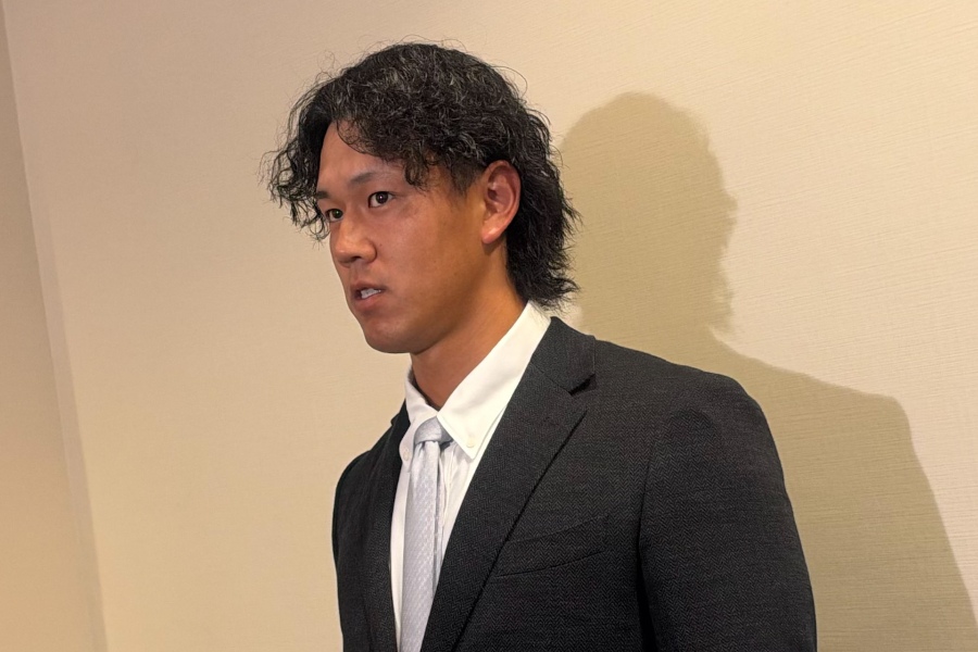 取材に応じたソフトバンク・岩井俊介【写真：飯田航平】