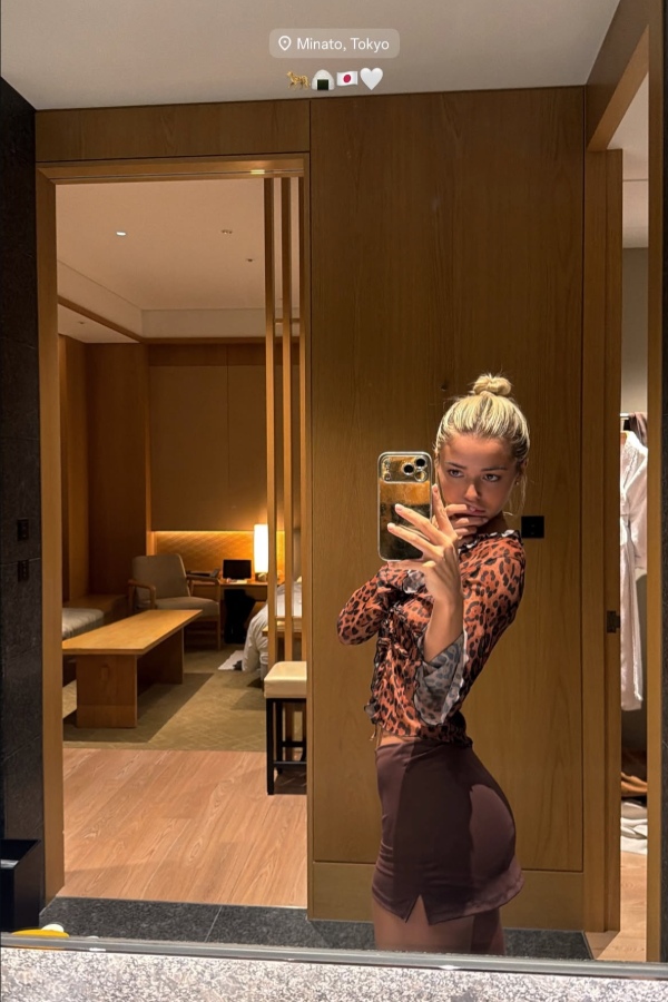 自身のインスタグラムで自撮りを公開したダンさん（画像はスクリーンショット）