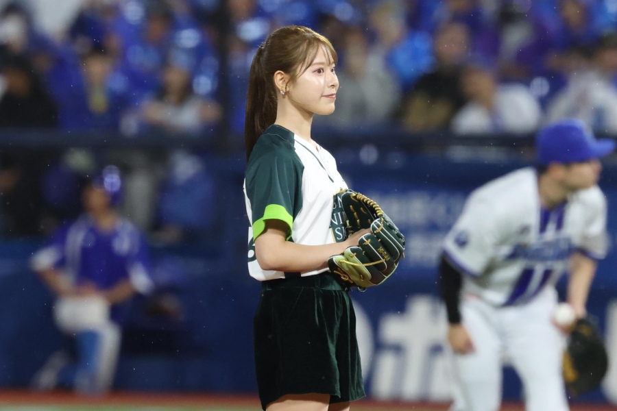 始球式を行った女子プロゴルファーの吉田鈴さん【写真:栗木一考】