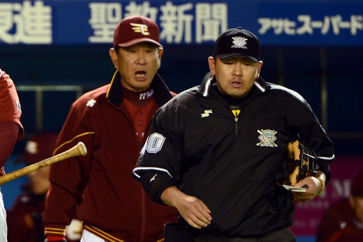 NPB審判時代の橋本信治さん（右）と楽天・星野仙一監督【写真提供：産経新聞社】