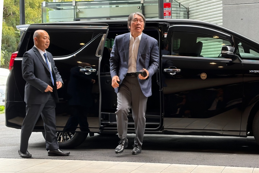 ジャイアンツ球場に訪れた巨人・松井秀喜新監督【写真：湯浅大】