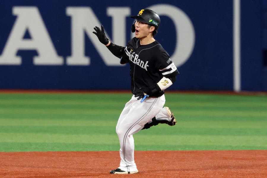決勝打を放ったソフトバンク・川村友斗【写真：栗木一考】