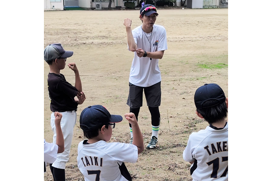 肘の痛みを選手と一緒にチェックする様子【写真：本人提供】