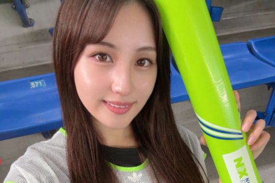 “野球好き”グラドルが大胆腕上げ「可愛すぎます!!」　笑顔のユニ姿「美しすぎる」