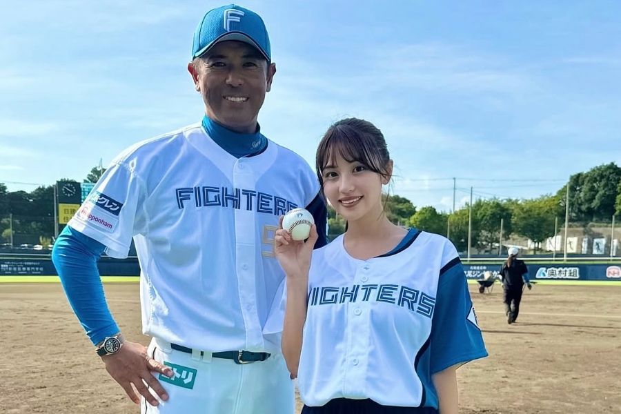 日本ハムのユニホームを着用するタレント・花咲楓香さん【写真：編集部】