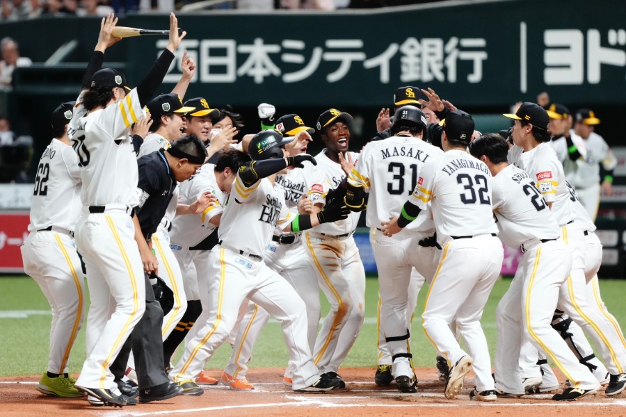 サヨナラ弾を放った正木智也を迎えるソフトバンクナイン【写真：栗木一考】（Kazutaka Kuriki）