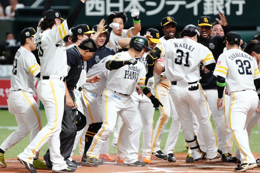 正木を迎えるホークスナイン【写真:黒澤崇】