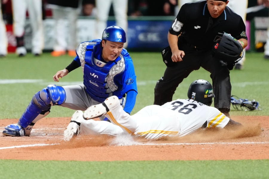 生還したソフトバンクのイヒネ・イツア(右)【写真:黒澤崇】
