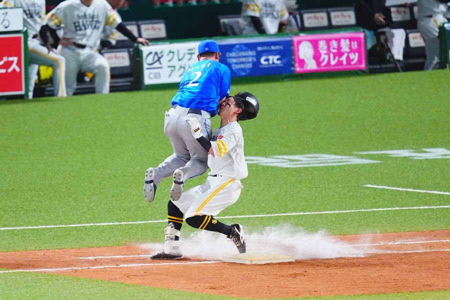 塁上で交錯したDeNA・牧秀悟（左）とソフトバンク・牧原大成【写真：荒川祐史】