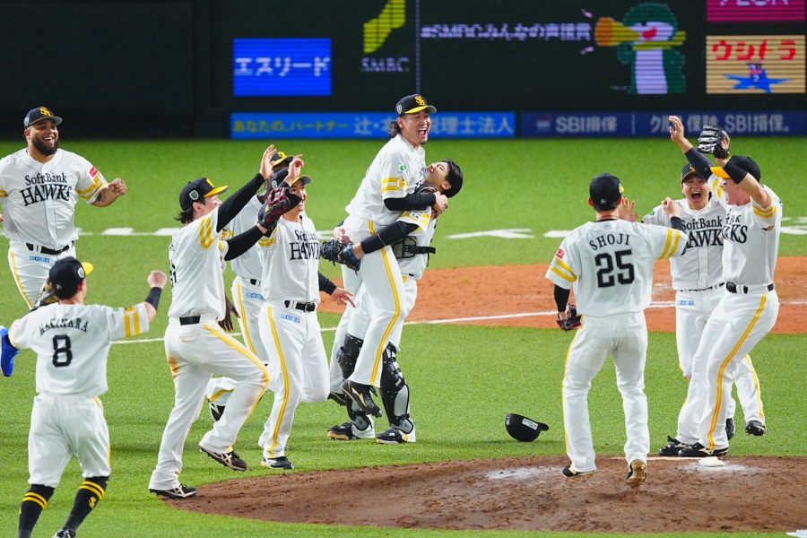2年連続の日本一を決め喜びを爆発させるソフトバンクナイン【写真：荒川祐史】