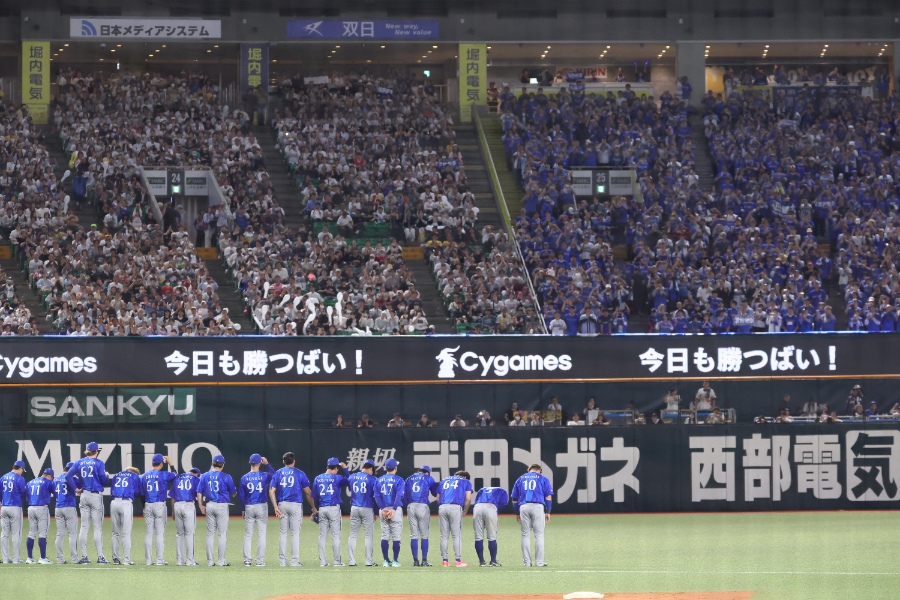 レフトスタンドのファンに挨拶をするDeNAナイン【写真:栗木一考】