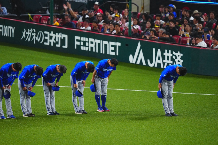 レフトスタンドのファンに挨拶をするDeNAナイン【写真：荒川祐史】