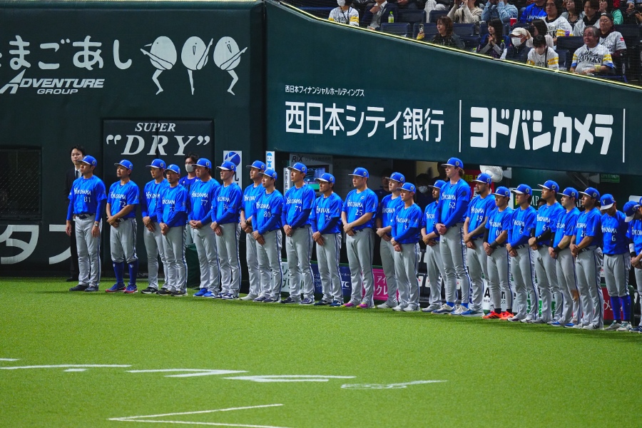 表彰式を見守るDeNAナイン【写真：荒川祐史】