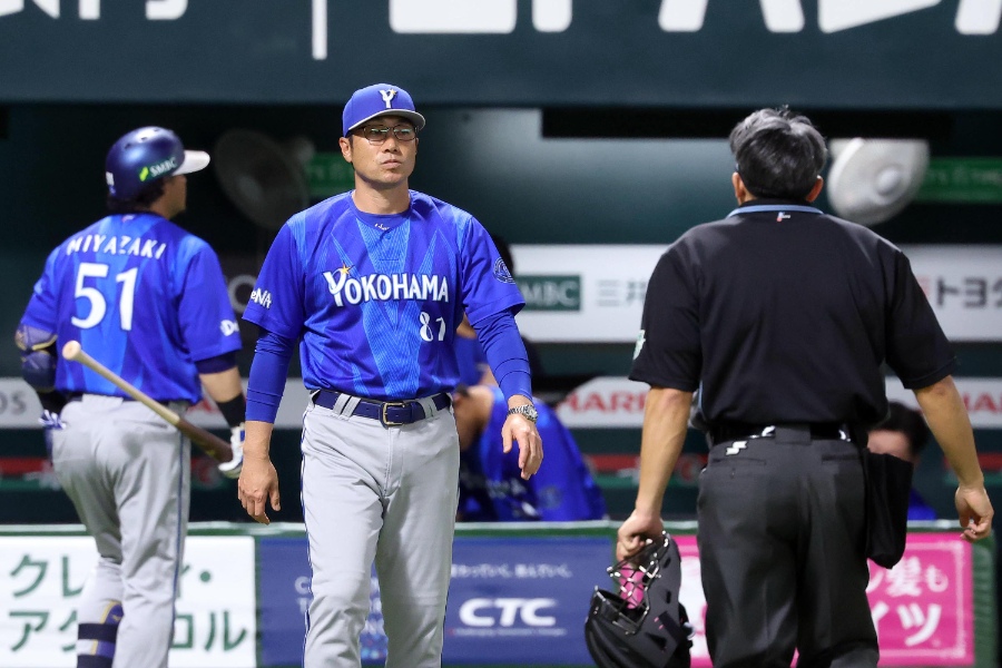 DeNA・相川亮二監督【写真：栗木一考】