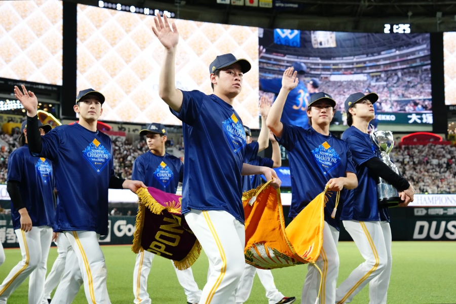 ファンに挨拶をするソフトバンクナイン【写真：黒澤崇】