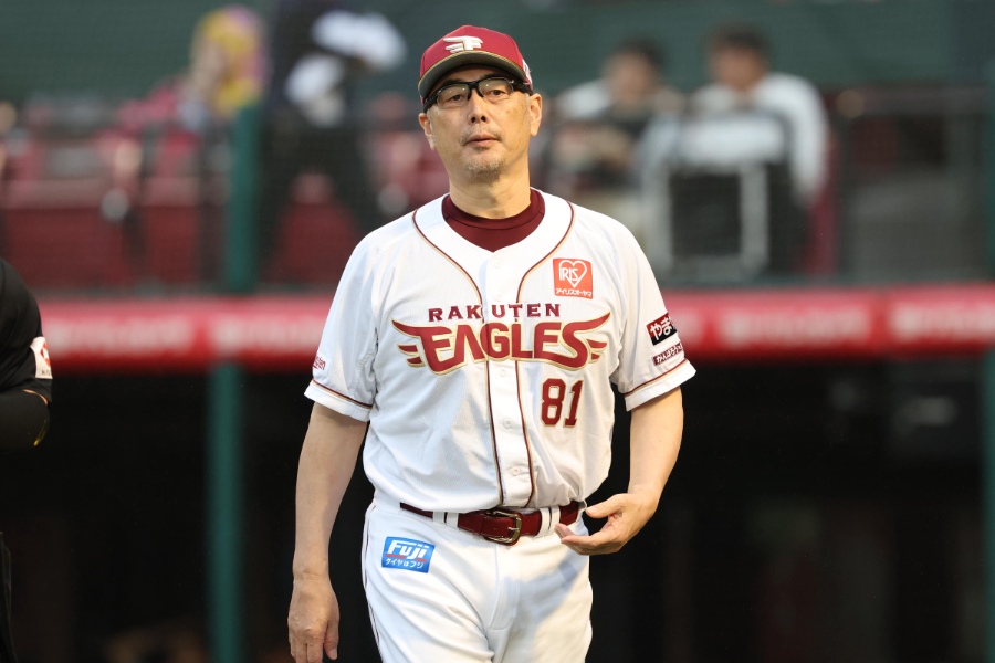 楽天・吉井理人監督【写真：栗木一考】