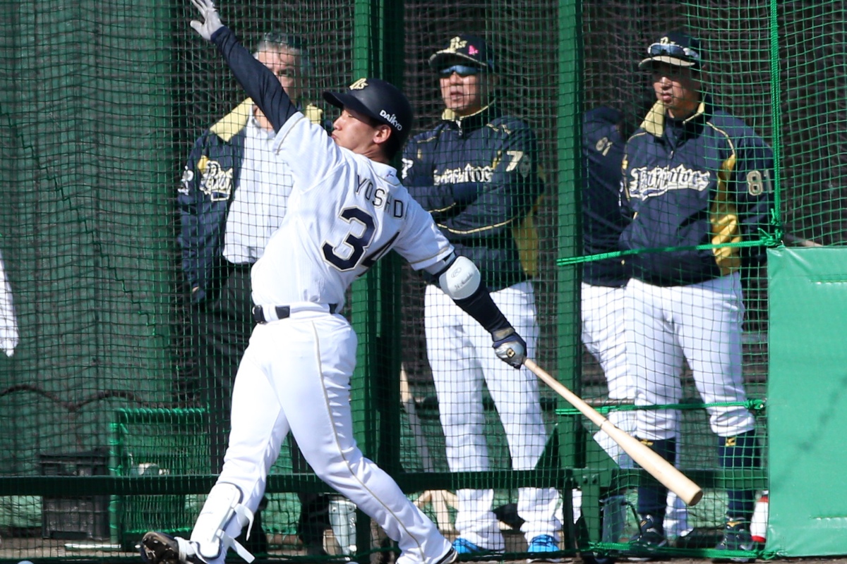 プロ1年目、首脳陣の前で豪快なスイングを繰り返す吉田正尚【写真提供：産経新聞社】