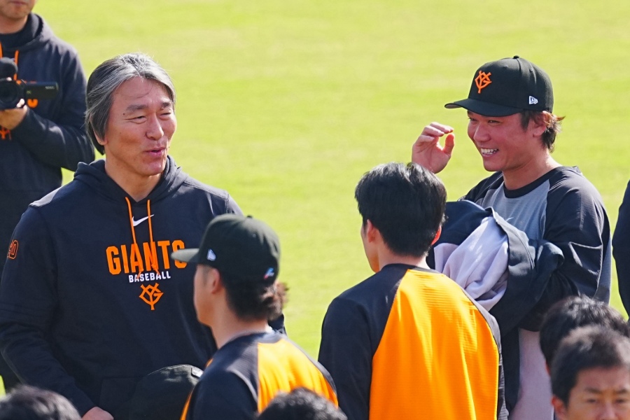 秋季キャンプの初日を迎えた巨人・松井秀喜監督(左)と坂本勇人【写真:荒川祐史】