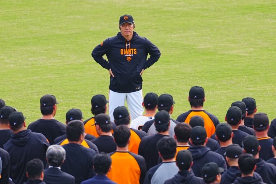 秋季キャンプに訪れた巨人・松井秀喜新監督【写真：荒川祐史】