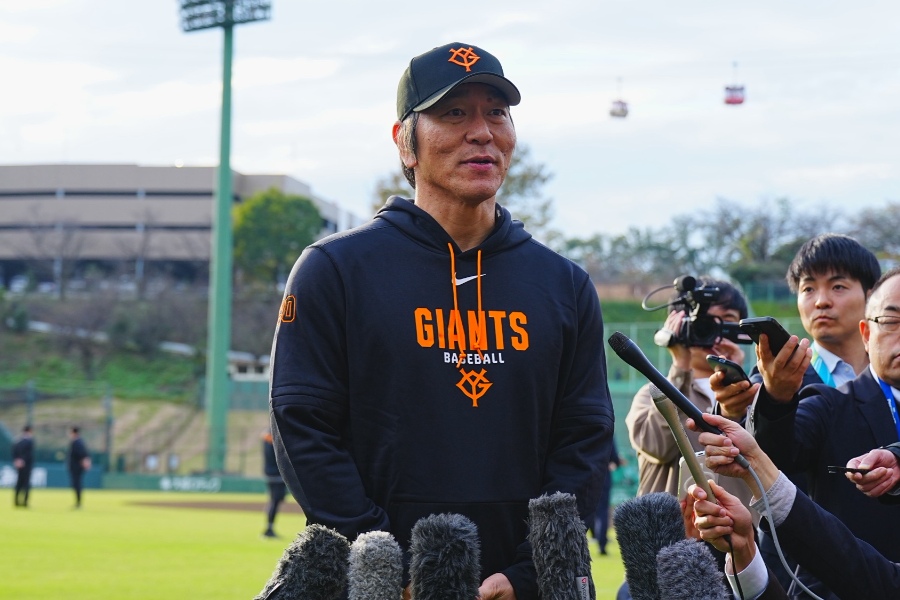 取材に応じる巨人・松井秀喜監督【写真:荒川祐史】