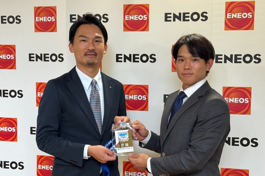 DeNA・長谷川竜也編成部長から指名挨拶を受けた神里陸（右）【写真：町田利衣】