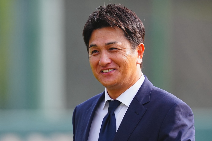 秋季キャンプに訪れた高橋由伸ヘッドコーチ【写真：荒川祐史】
