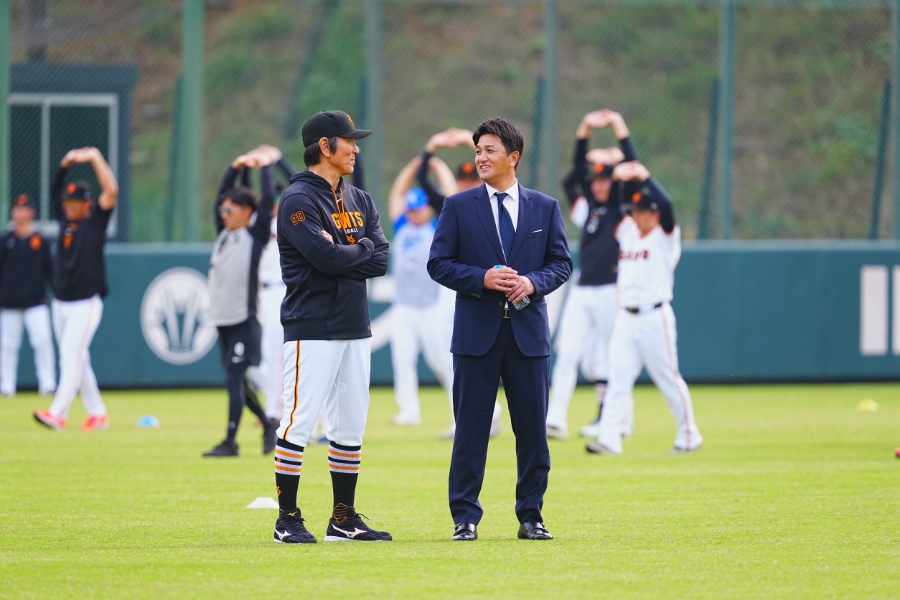 グラウンドで言葉を交わす巨人・松井秀喜監督(左)と高橋由伸ヘッドコーチ【写真:荒川祐史】