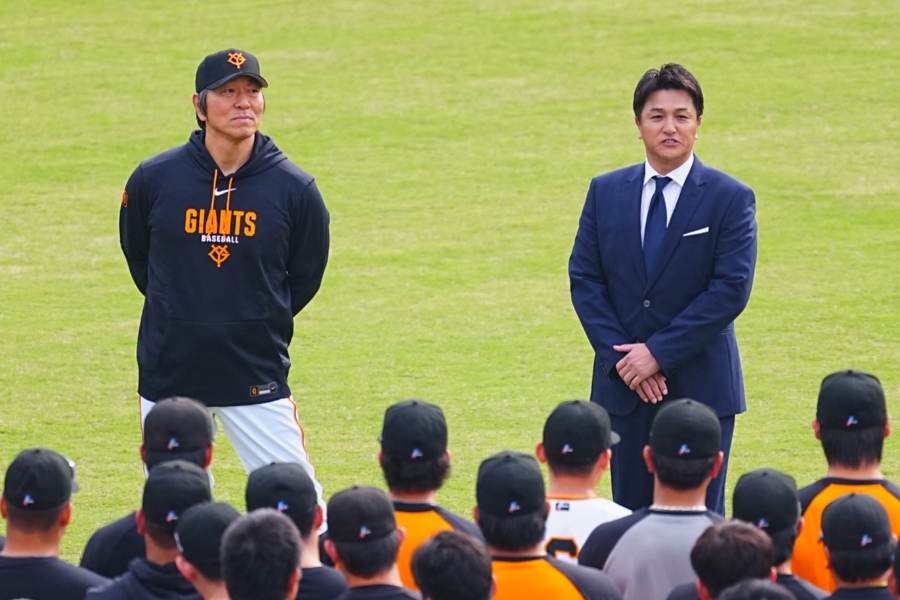 巨人・松井秀喜監督（左）と高橋由伸ヘッドコーチ【写真：荒川祐史】