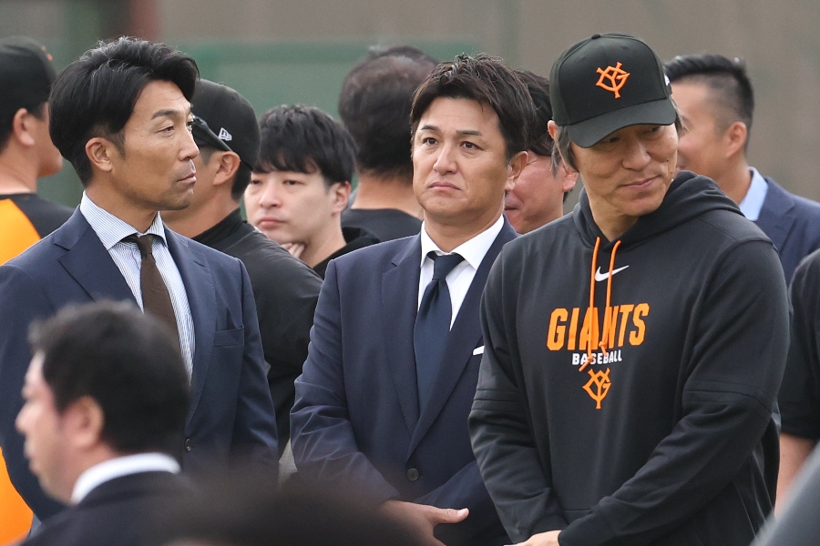 清水隆行コーチ、高橋由伸ヘッドコーチ、松井秀喜監督（左から）【写真提供：産経新聞社】